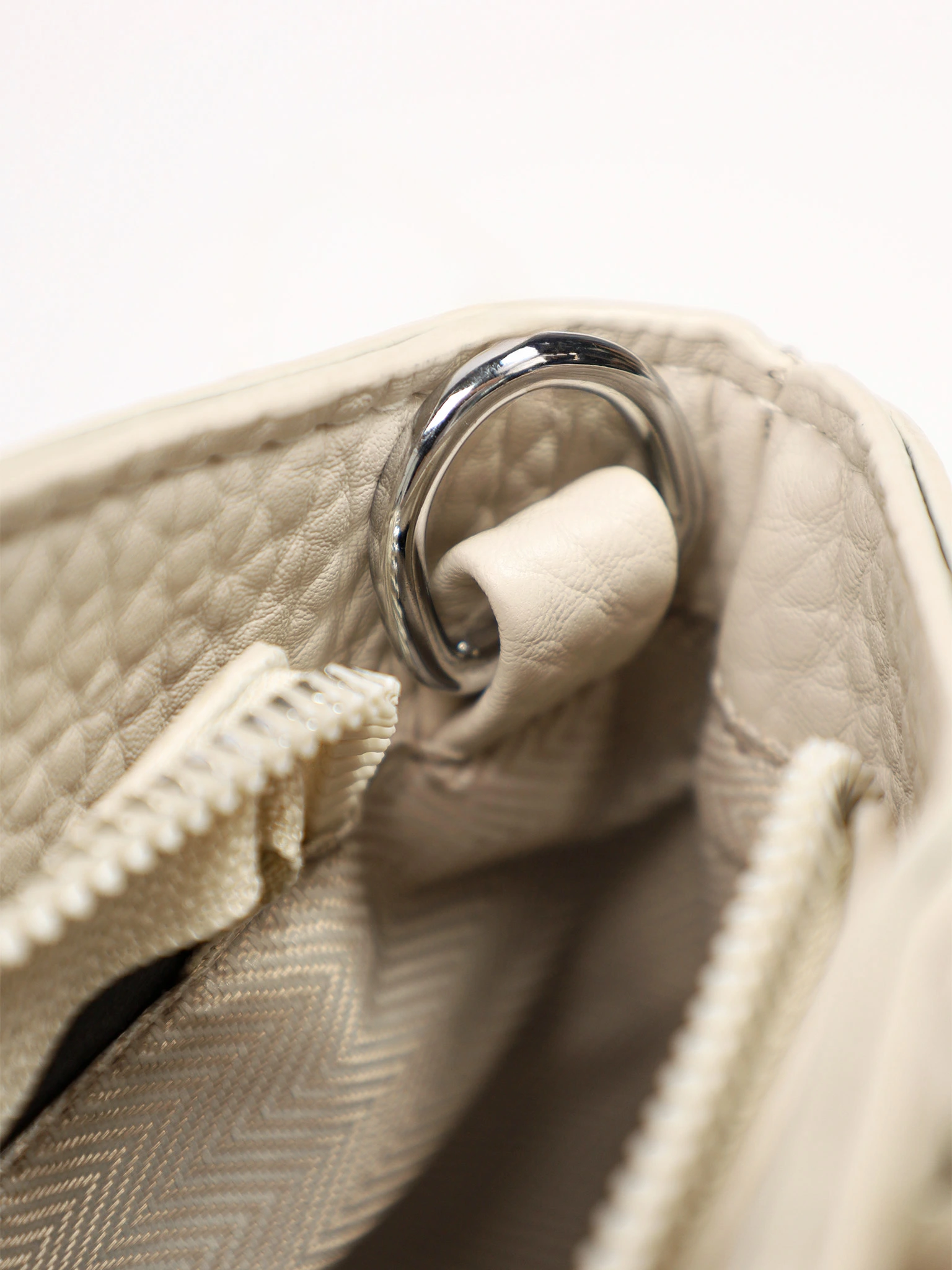 Сумка-тоут с округлыми ручками и декоративным платком в ассортименте